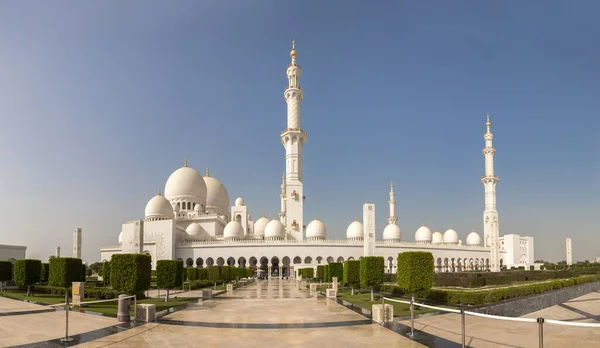 stock image Panorama of Sheikh Zayed Grand Mosque in Abu Dhabi in a summer day, United Arab Emirates