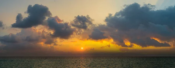 夏日黄昏 美丽的热带落日在海面上的全景 — 图库照片