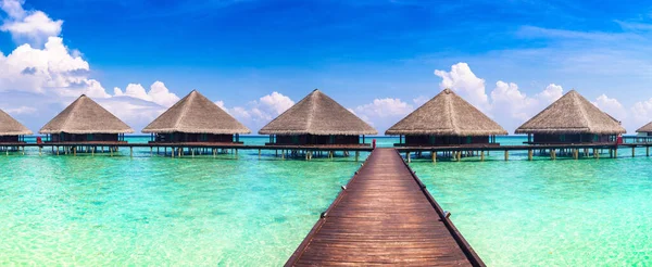 Panorama Över Vattenvillor Bungalows Och Träbrygga Vid Tropical Beach Maldiverna — Stockfoto