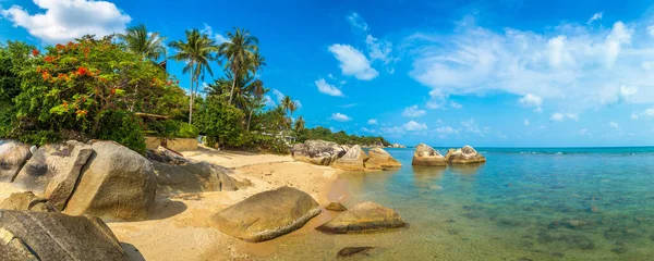Panorama Hermosa Playa Tropical Rocosa Día Verano —  Fotos de Stock