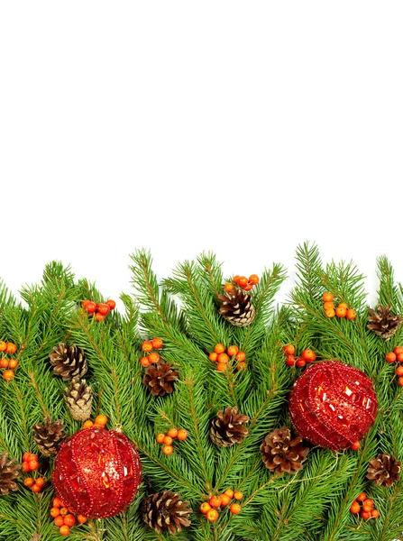 Beyaz Arka Planda Izole Edilmiş Toplar Dekorasyonlarla Noel Arkaplanı — Stok fotoğraf