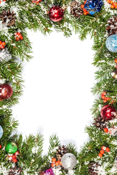 ボールや装飾や雪 ホリーベリー 白い上に隔離されたコーンとクリスマスの背景 — ストック写真