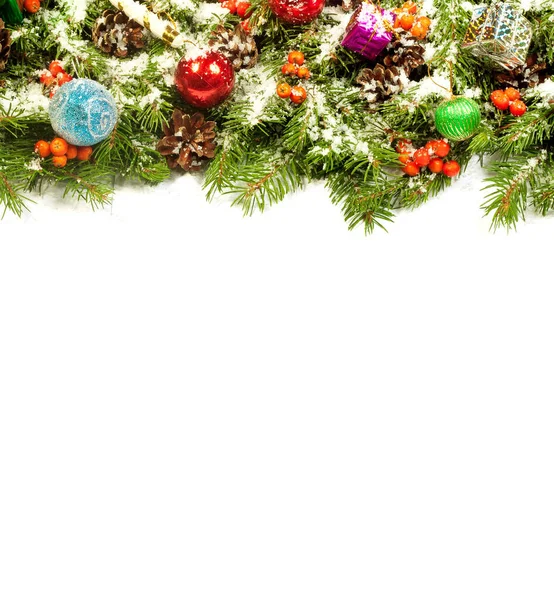 Fundo Natal Com Bolas Decorações Neve Baga Azevinho Cones Isolados — Fotografia de Stock