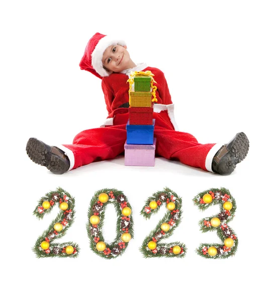 Boy Santa Claus Está Sosteniendo Regalo Navidad 2023 Número Hecho — Foto de Stock