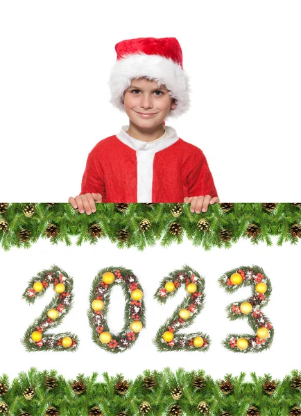 Boy Santa Claus Sostiene Cartel Navidad Número 2023 Hecho Por — Foto de Stock