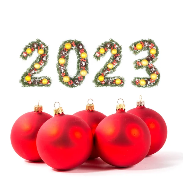 Κόκκινη Χριστουγεννιάτικη Μπάλα Και Αριθμός 2023 Από Κλαδιά Χριστουγεννιάτικου Δέντρου — Φωτογραφία Αρχείου