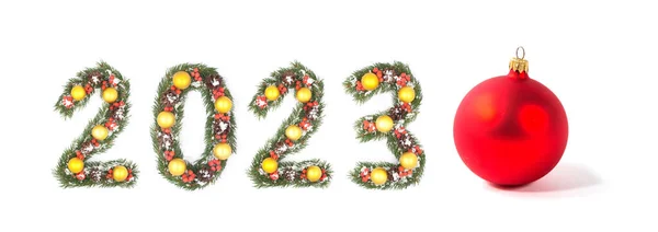 Rode Kerstbal 2023 Nummer Gemaakt Door Kerstboom Takken Geïsoleerd Witte — Stockfoto