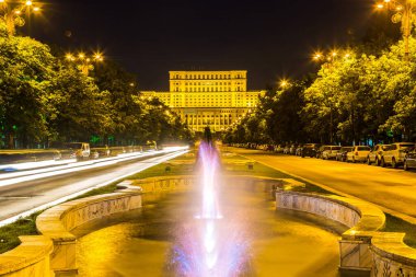 Bulgaristan 'ın güzel bir yaz gecesinde Bükreş' te Romen parlamentosu inşa edilmesi
