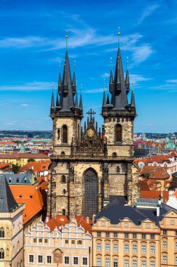 Panoramik gök olayları görüntülemek eski şehir Meydanı'na Prag'da bir güzel yaz günü, Çek Cumhuriyeti