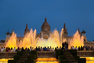 Barcelona 'daki Ulusal Sanat Müzesi' nin önündeki ışık gösterisi ve çeşme.
