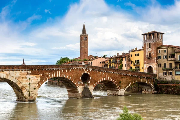 Rzeki Adige Mostu Ponte Pietra Weronie Piękny Letni Dzień Włochy — Zdjęcie stockowe