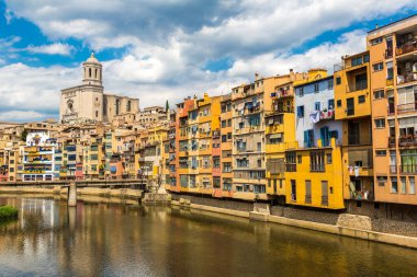 Girona 'da arka planda renkli evler ve Saint Mary Katedrali, güzel bir yaz günü, Katalonya, İspanya