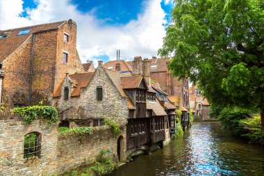 Belçika 'da güzel bir yaz gününde, Bruges' deki kanallar boyunca evler