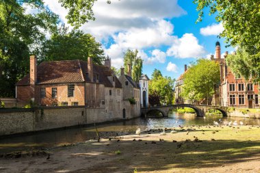 Belçika 'da güzel bir yaz gününde, Bruges' deki kanallar boyunca evler