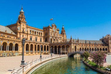 İspanyolca (Plaza de Espana) Meydanı'nda bir güzel yaz günü, İspanya Sevilla