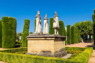 İspanya, Cordoba 'daki Alcazar de los Reyes Cristianos' ta Hristiyan krallar Ferdinand ve Isabella ve Kristof heykeli.