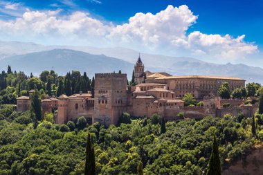 Arapça Granada'da Alhambra kalede bir güzel yaz günü, İspanya