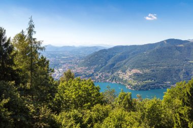 Güzel yaz günü içinde İtalya Como Gölü'nün panoramik havadan görünümü
