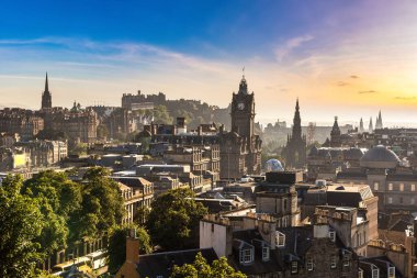 Hava panoramik Calton Hill Edinburgh kalesinde bir güzel yaz akşamında, İskoçya, Birleşik Krallık