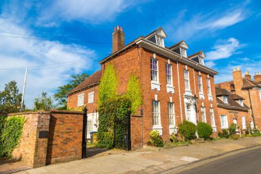 İngiltere 'de güzel bir yaz gününde Stratford' da Avon üzerine yarım keresteli bir ev.