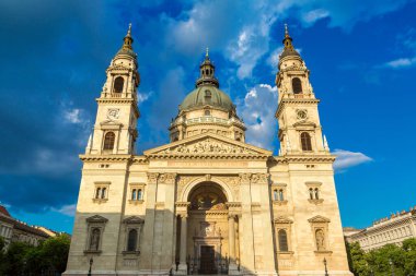 Budapeşte ve güzel yaz günü Macaristan'da St. Stephen Bazilikası