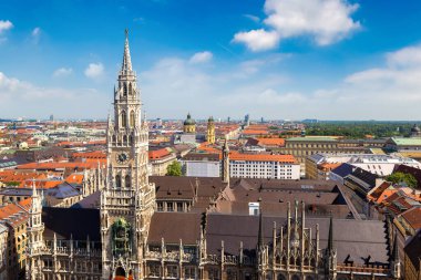 Güzel yaz günü Münih Almanya'da Marienplatz belediye binası üzerinde havadan görünümü