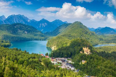 Hohenschwangau Kalesi ve Fussen, Bavyera, Almanya bir güzel yaz günde Alpleri'nde