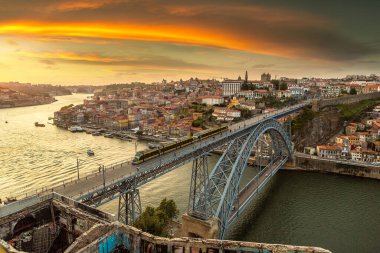 Panoramik hava görünümünde Porto Dom Luis köprünün bir güzel yaz günü, Portekiz