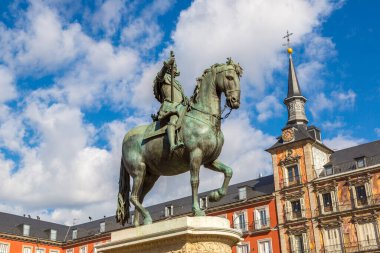 Plaza Mayor ve bir güzel yaz günü heykelinin Kral Philips III Madrid, İspanya