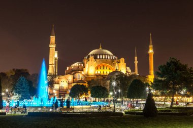 Ayasofya Müzesi (Ayasofya) Istanbul, Türkiye'de Sultan Ahmet parkında bir güzel yaz gecesi