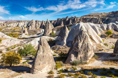 Volkanik kaya oluşumları Kapadokya, Türkiye'de güzel bir yaz günü manzara