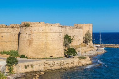 Girne Kalesi ve tarihi Girne (Girne), Kuzey Kıbrıs'bir güzel yaz günü limanda