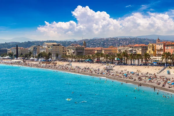 美丽的夏日 法国尼斯公共海滩的全景鸟瞰 — 图库照片