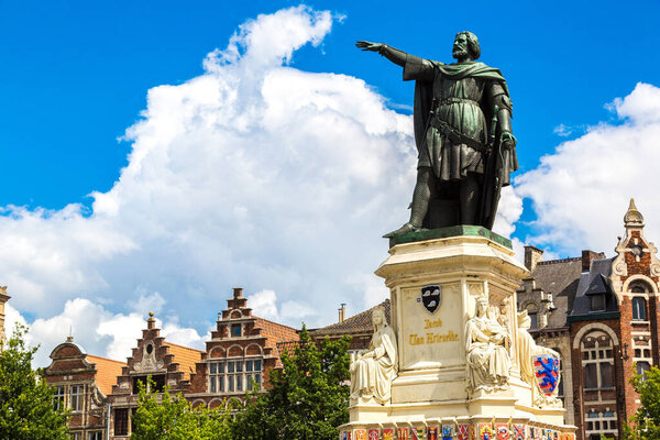 Статуя Якоба ван Артевельде в Генте в прекрасный летний день, Бельгия