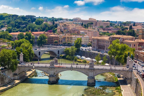 夏の日のローマ イタリアのローマとテヴェレ川の上パノラマ ビュー — ストック写真