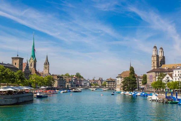 美しい夏の日 スイスの有名な聖母教会とグロスミュン スター教会とチューリッヒの歴史的部分 — ストック写真