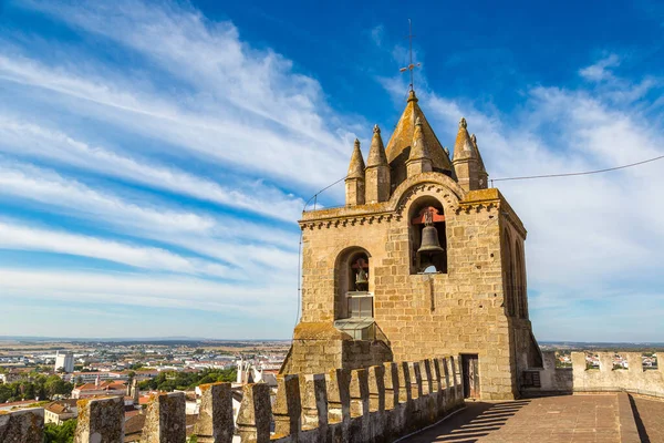 美しい夏の日にポルトガル エヴォラ大聖堂 — ストック写真