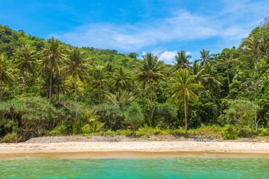 Güneşli bir günde Koh Mook adasında kumsal, Tayland