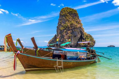 Tayland geleneksel uzun kuyruklu teknesi Krabi Phra Nang Sahili, Ao Nang, Tayland