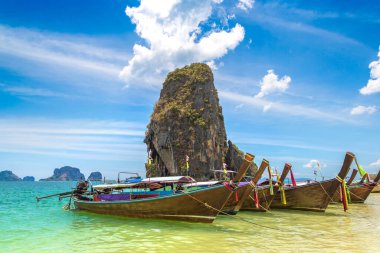 Tayland geleneksel uzun kuyruklu teknesi Krabi Phra Nang Sahili, Ao Nang, Tayland