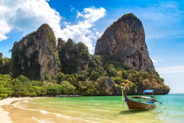 Tayland geleneksel uzun kuyruklu teknesi Krabi, Ao Nang, Tayland 'da Railay Sahili' nde.