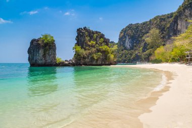 Tayland, Krabi 'deki Koh Hong adasında tropik bir sahil.