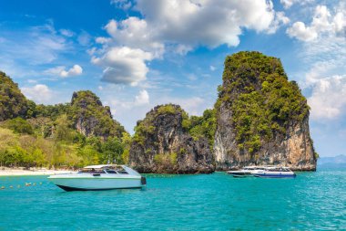 Tayland, Krabi 'deki Koh Hong adasında tropik bir sahil.