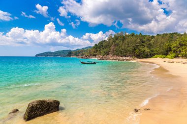 Güneşli bir günde Tayland, Phuket Adası 'nda muz plajı