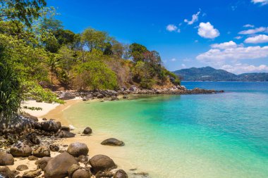 Phuket Adası 'ndaki cennet kumsalı, güneşli bir günde Tayland
