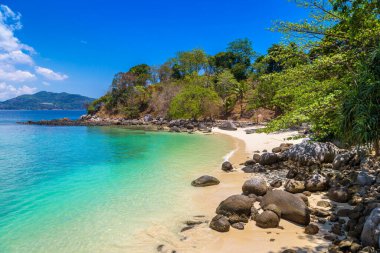 Phuket Adası 'ndaki cennet kumsalı, güneşli bir günde Tayland