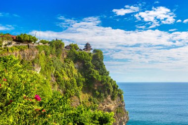 Pura Luhur Uluwatu Tapınağı Bali 'de güneşli bir günde, Endonezya