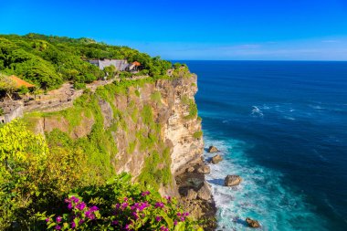 Güneşli bir günde Bali 'deki Uluwatu Tapınağı' ndan güzel sahil manzarasının panoramik görüntüsü, Endonezya