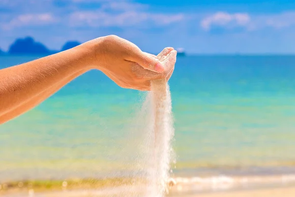 Weißer Sand Der Durch Frauenhände Tropischen Strand Fällt — Stockfoto