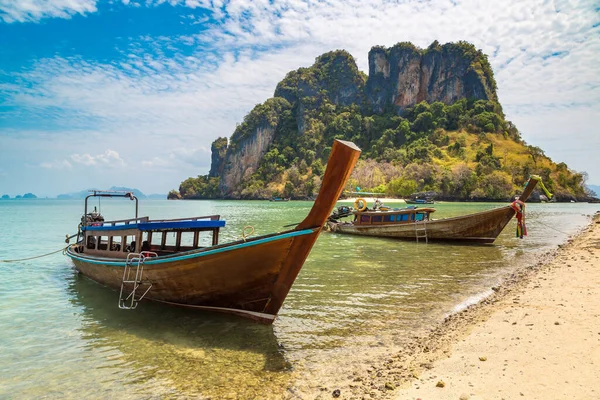 Длиннохвостая Лодка Пляже Острова Пхак Биа Koh Phak Bia Таиланде — стоковое фото